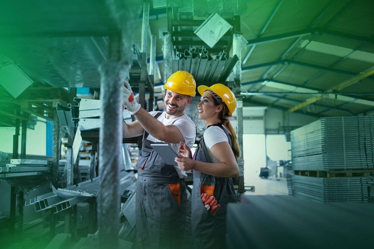 Trabalhadores em deposito organizando materiais