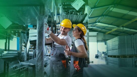 Trabalhadores em deposito organizando materiais