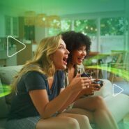 Duas amigas jogando videogame e se divertindo