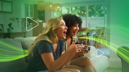 Duas amigas jogando videogame e se divertindo