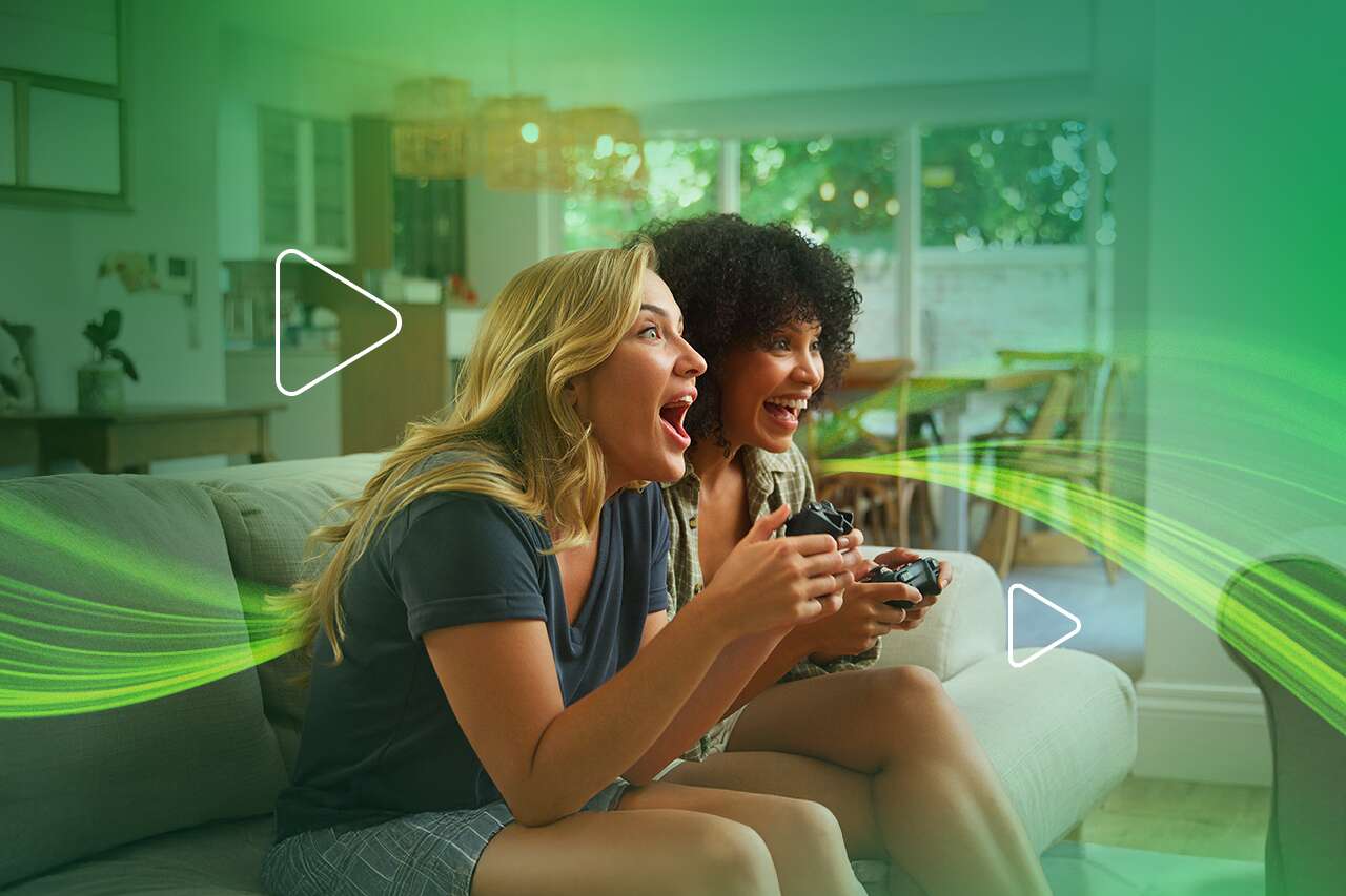 Duas amigas jogando videogame e se divertindo