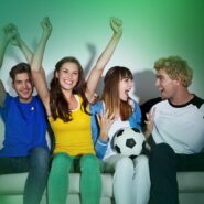Grupo de amigos comemorando um jogo de futebol