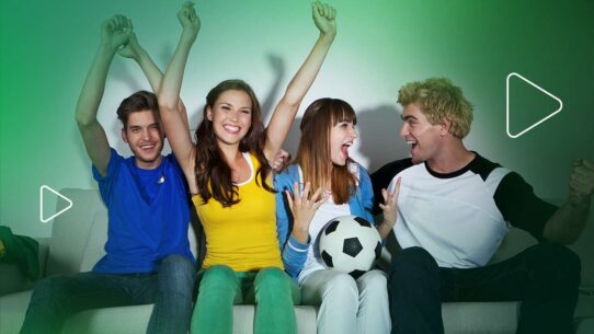 Grupo de amigos comemorando um jogo de futebol
