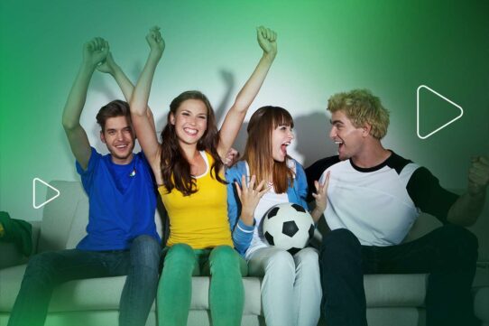 Grupo de amigos comemorando um jogo de futebol