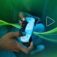 Pessoa segurando controle de videogame PS5