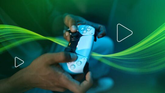 Pessoa segurando controle de videogame PS5