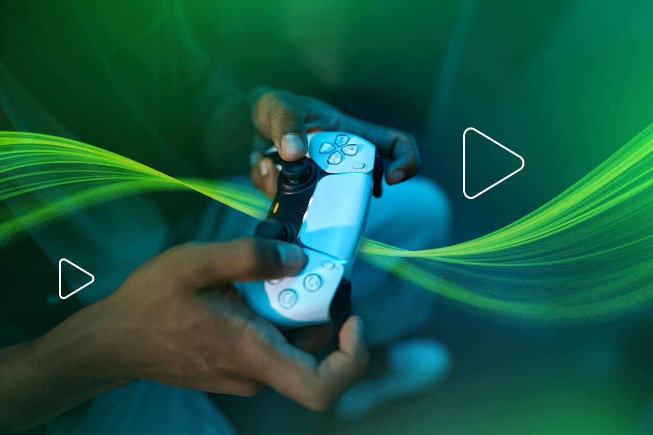 Pessoa segurando controle de videogame PS5
