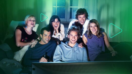 Grupo de amigos assistindo TV e se divertindo