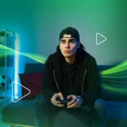 Jovem jogando videogame em ambiente moderno