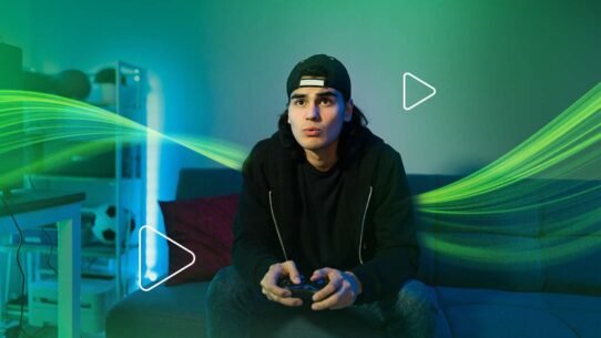 Jovem jogando videogame em ambiente moderno