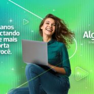 Mulher feliz com notebook em fundo verde
