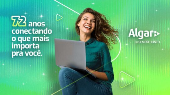 Mulher feliz com notebook em fundo verde