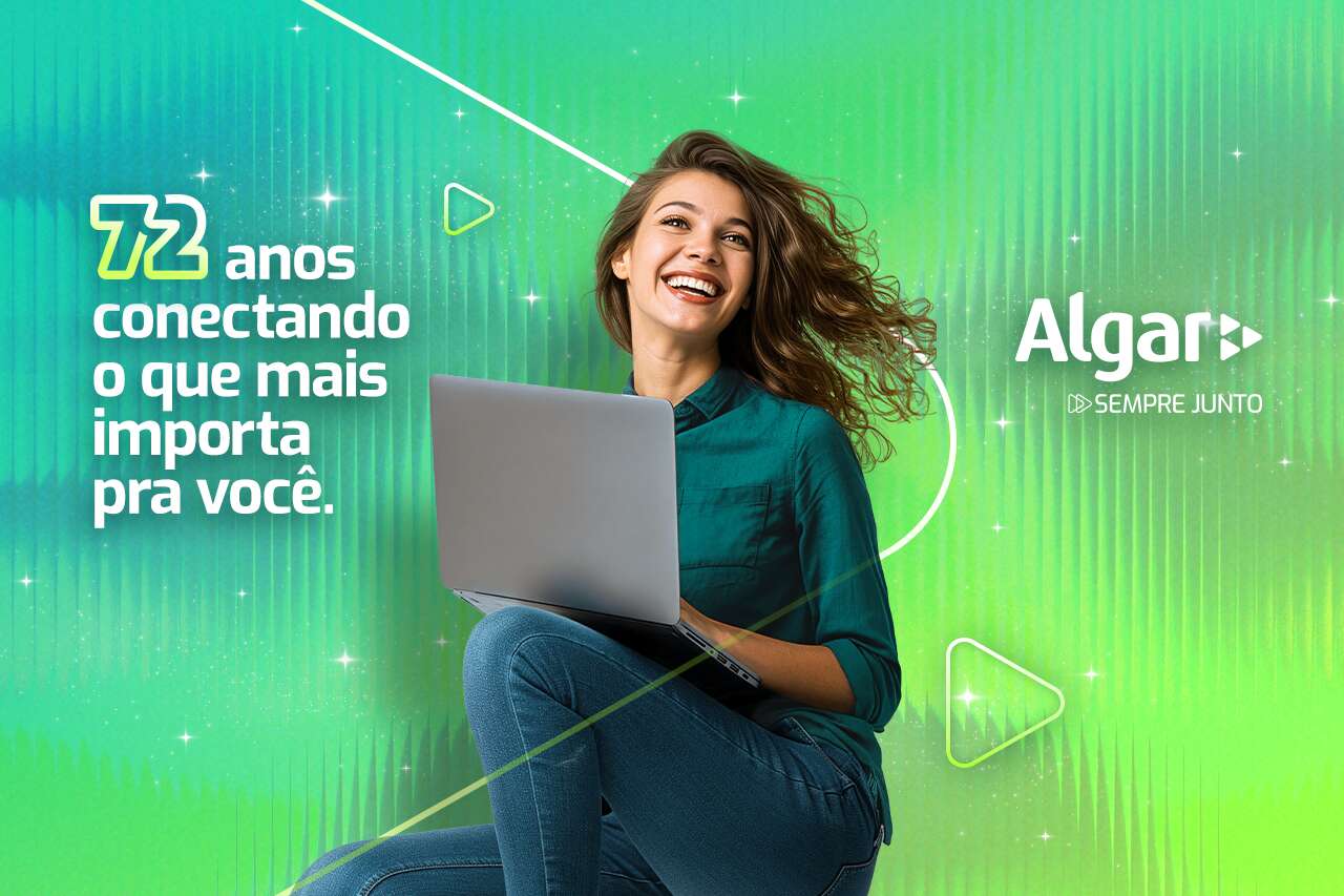 Mulher feliz com notebook em fundo verde