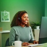 Mulher sorridente usando headset em home office