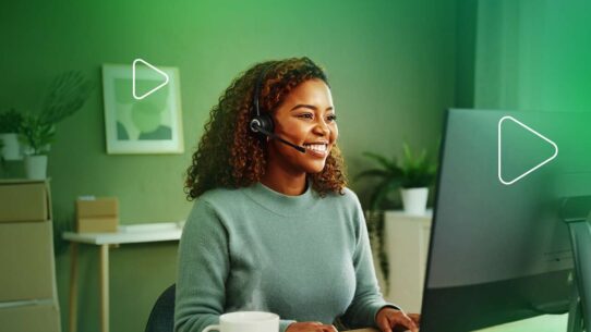 Mulher sorridente usando headset em home office