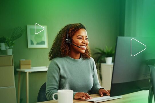 Mulher sorridente usando headset em home office