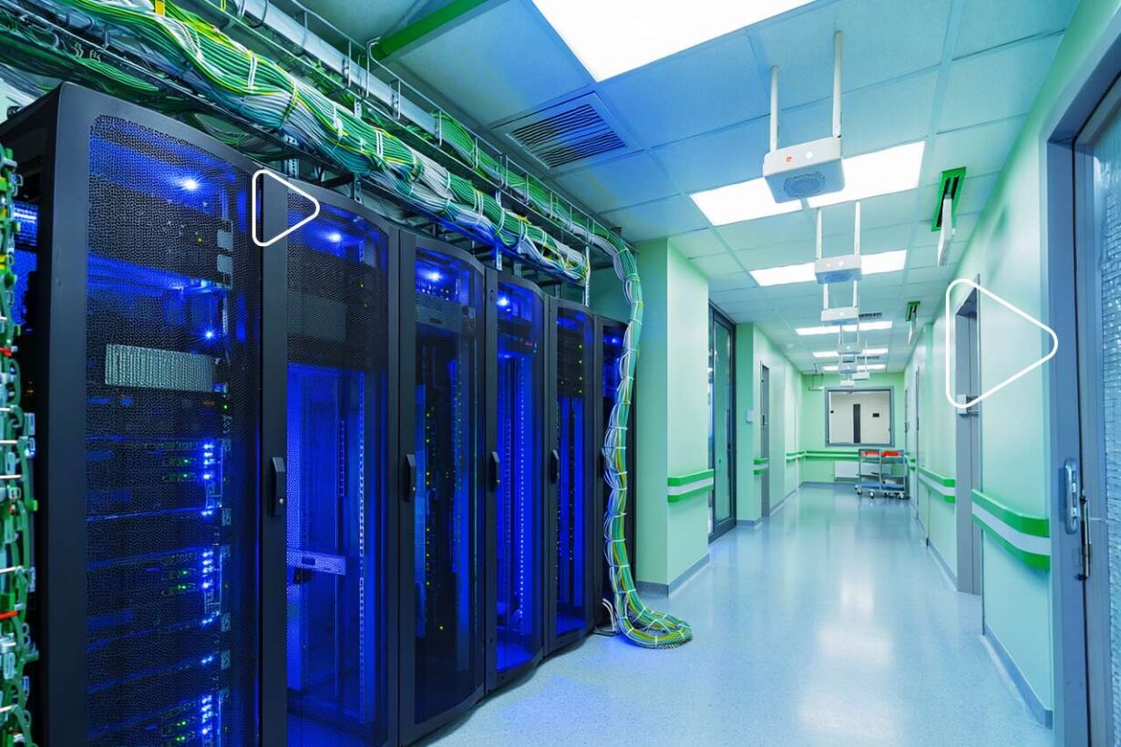 Sala com servidores em rack iluminados em azul