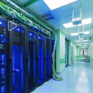 Sala com servidores em rack iluminados em azul