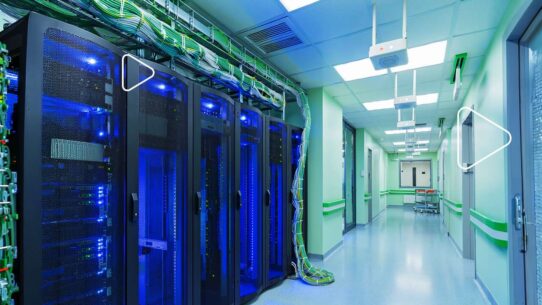 Sala com servidores em rack iluminados em azul