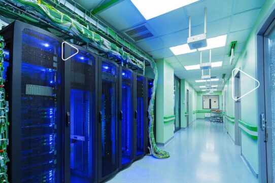 Sala com servidores em rack iluminados em azul