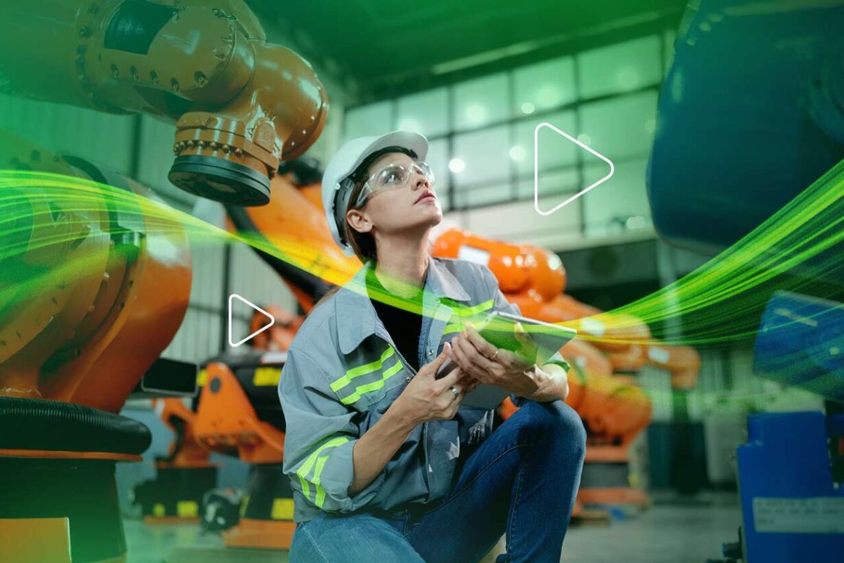 Técnico inspecionando robôs industriais em fábrica