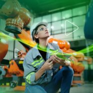 Técnico inspecionando robôs industriais em fábrica