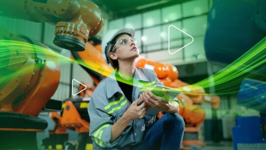Técnico inspecionando robôs industriais em fábrica