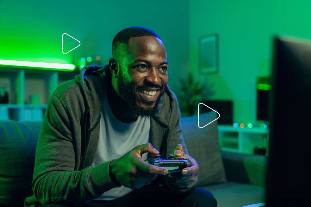 Homem jogando videogame com controle na mão