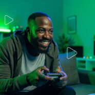 Homem jogando videogame com controle na mão