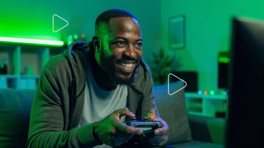Homem jogando videogame com controle na mão