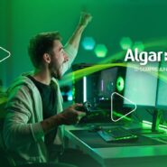 Jovem gamer comemorando em ambiente de jogos