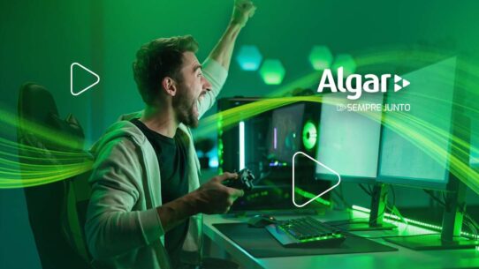 Jovem gamer comemorando em ambiente de jogos