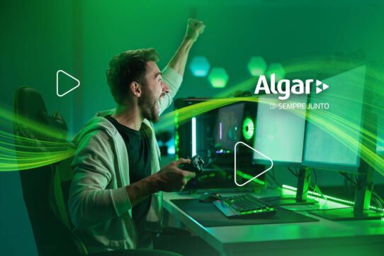 Jovem gamer comemorando em ambiente de jogos