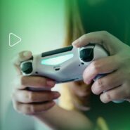 Mãos segurando controle de videogame moderno