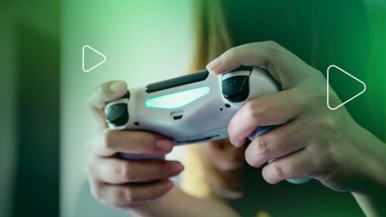Mãos segurando controle de videogame moderno
