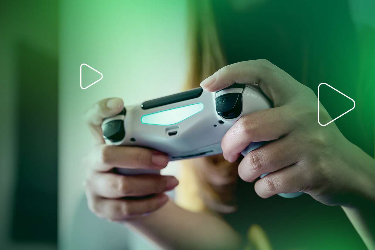 Mãos segurando controle de videogame moderno