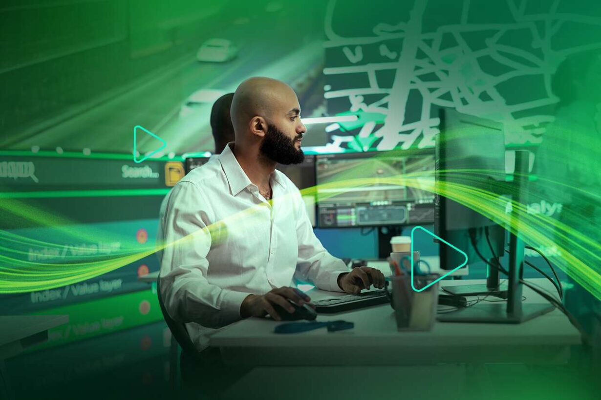 Homem analisando dados em computador com gráficos