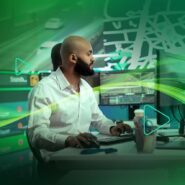 Homem analisando dados em computador com gráficos