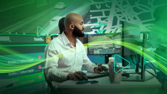 Homem analisando dados em computador com gráficos