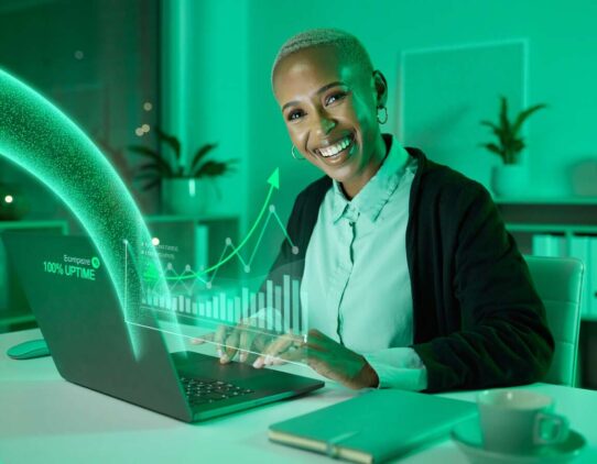 Mulher sorrindo com gráfico de crescimento no laptop.