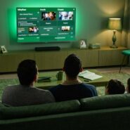 Família assistindo TV em sala de estar aconchegante