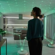 Mulher em ambiente moderno com robôs de limpeza conectados.
