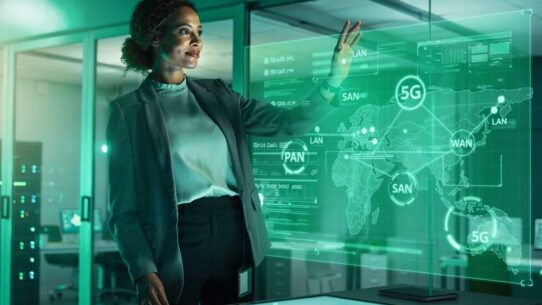 Profissional interagindo com tecnologia 5G em escritório.