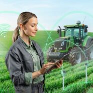Agricultora usando tecnologia em campo.