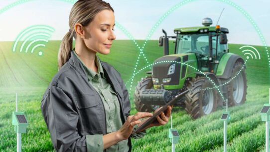 Agricultora usando tecnologia em campo.
