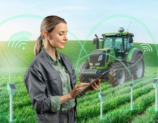 Agricultora usando tecnologia em campo.