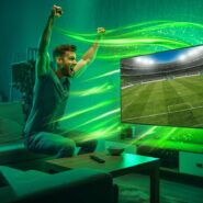 Homem feliz assistindo futebol na TV.