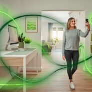 Mulher sorrindo usando smartphone em ambiente moderno.