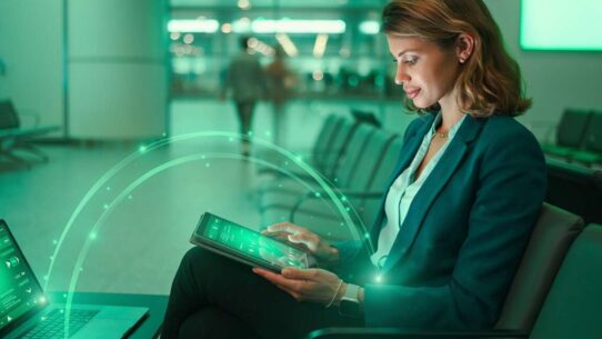 Mulher usando tablet em ambiente moderno com tecnologia.