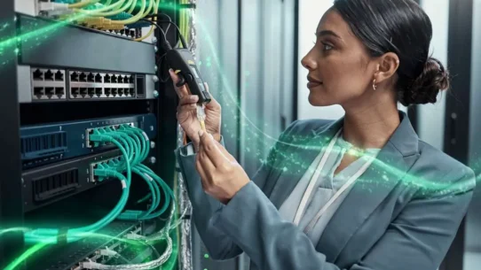Profissional ajustando equipamentos de rede em datacenter.